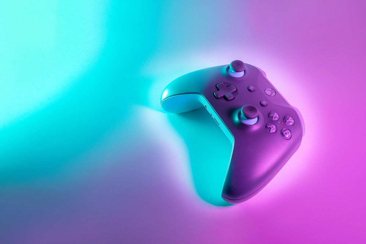 Controller Xbox iluminat în culori albastre și mov