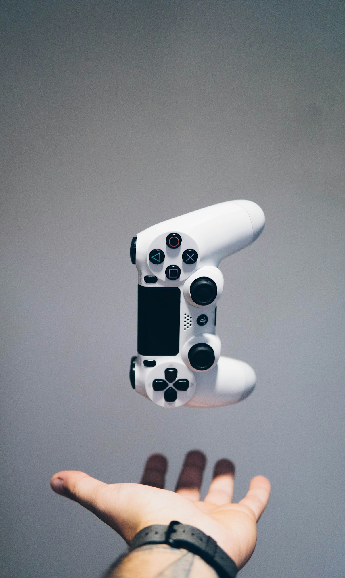 Controller PlayStation într-un decor luminos