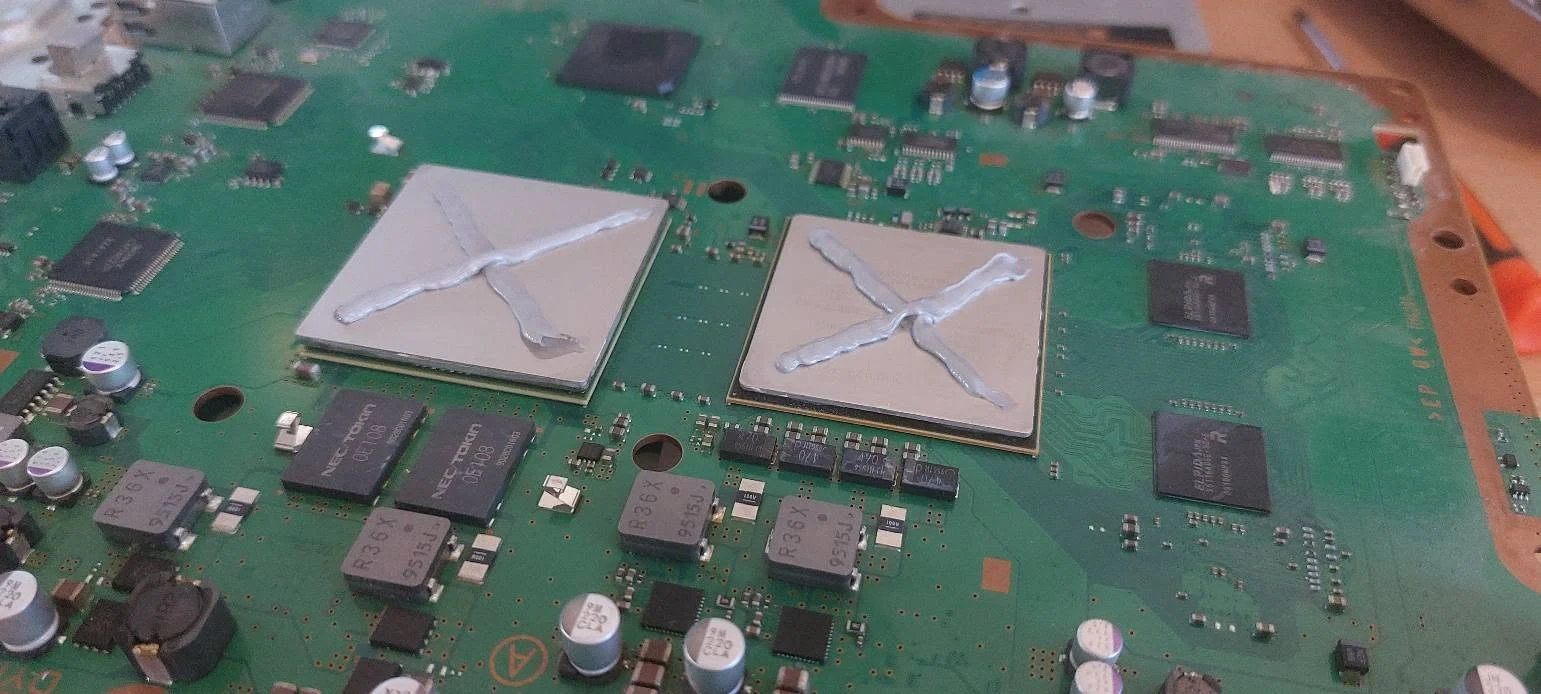 Pastă termică nouă aplicată pe procesoarele consolei PS3