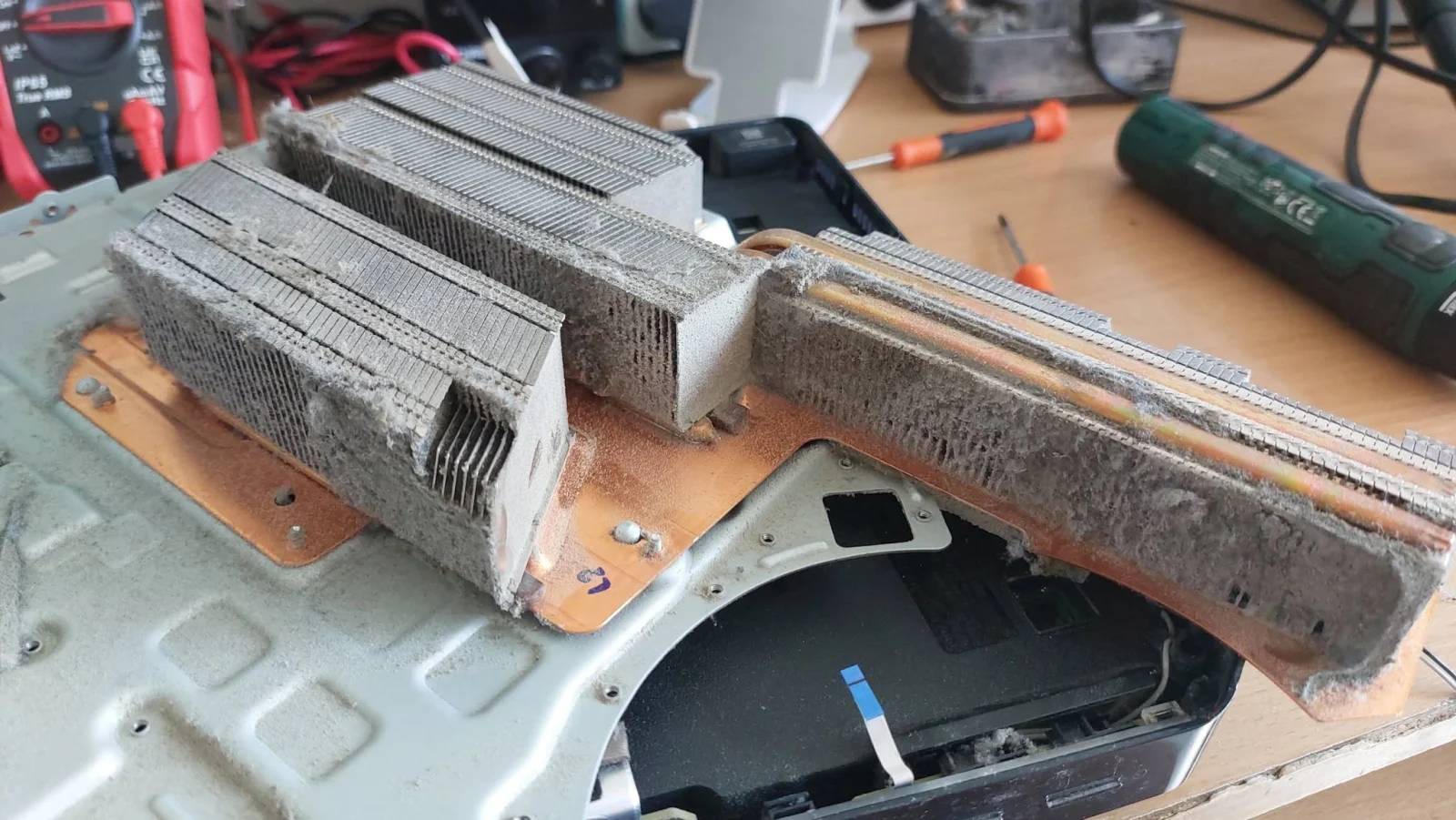 Radiator PlayStation 5 cu depuneri de praf înainte de mentenanță