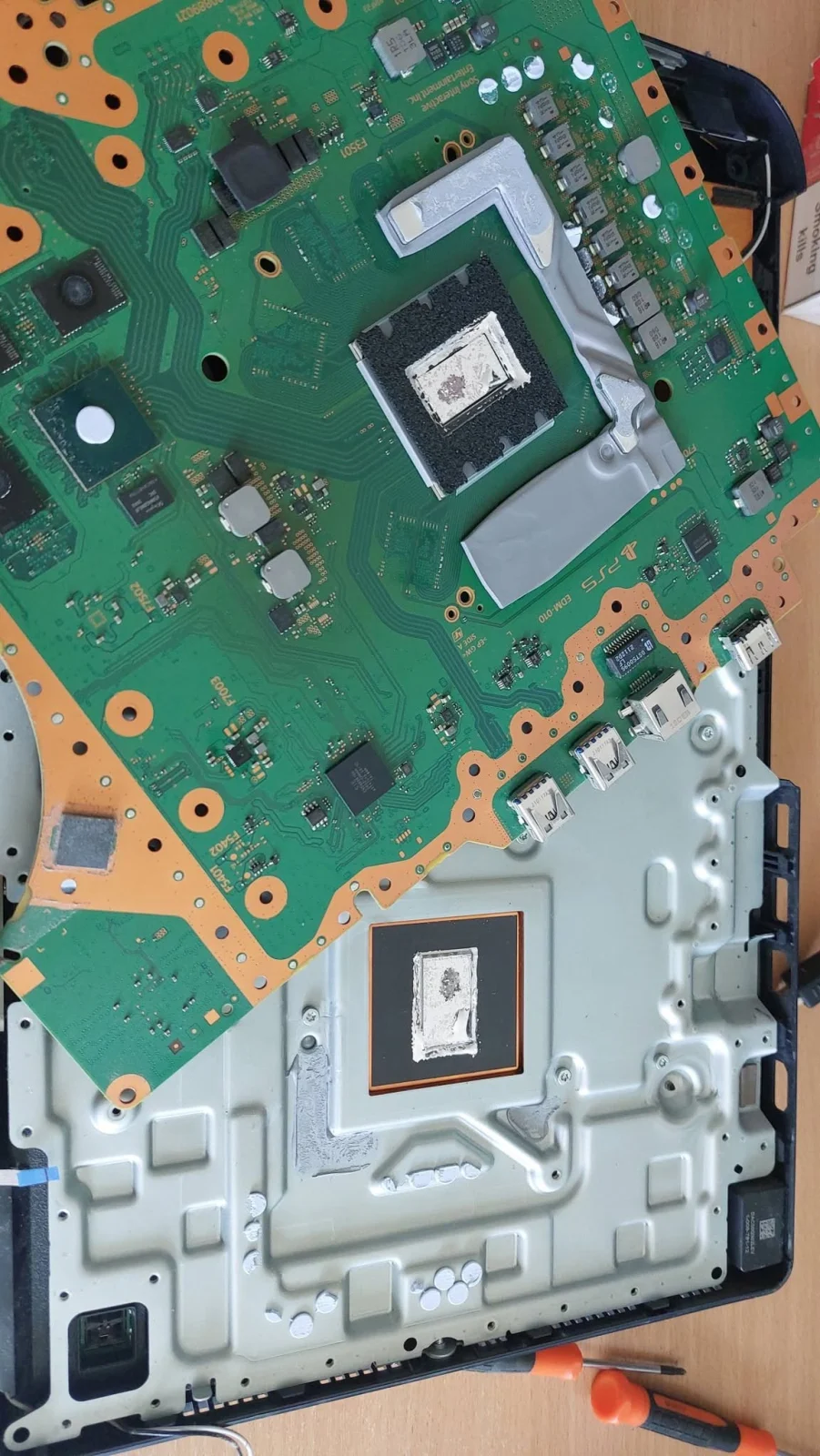 Placa de bază și sistemul de răcire PS5 demontate