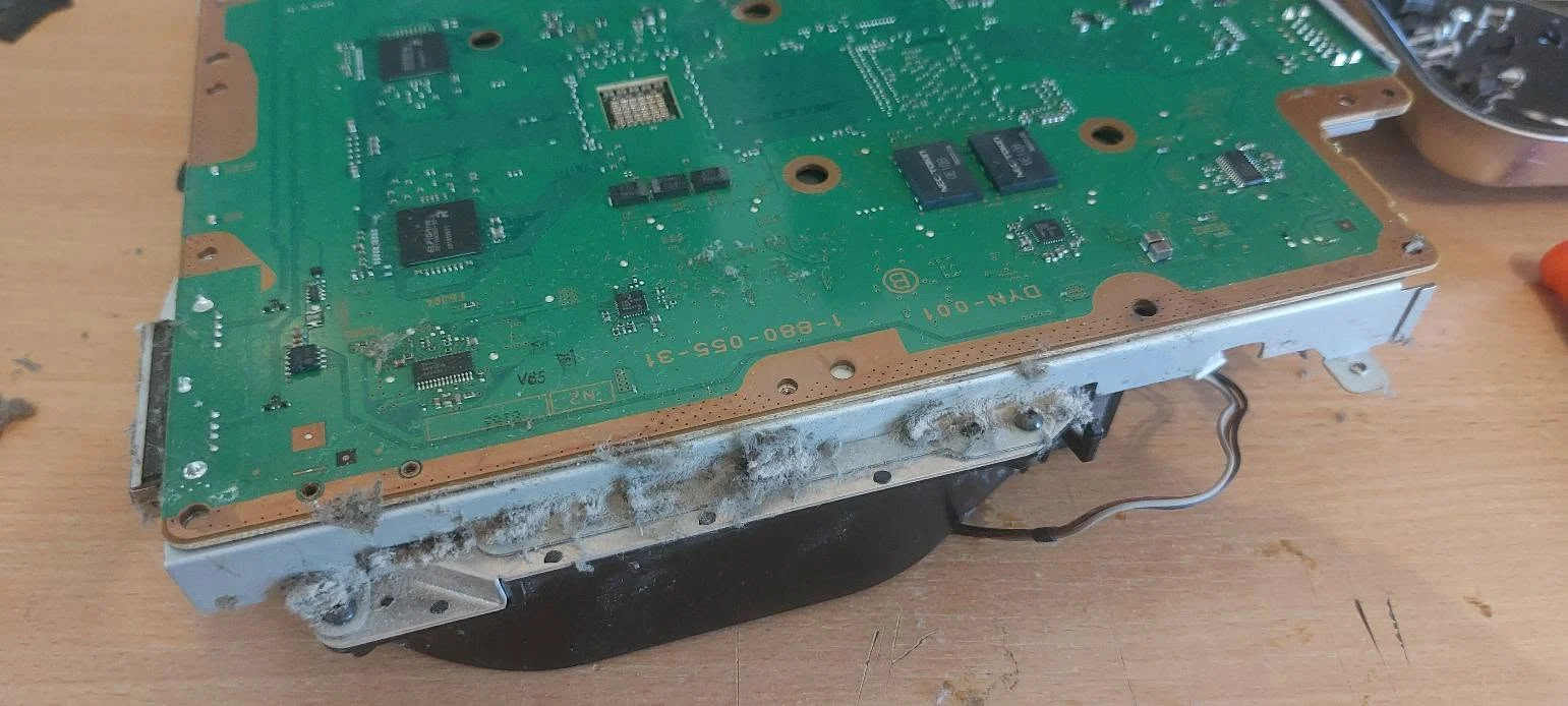 Placa de bază PlayStation 3 demontată din carcasă