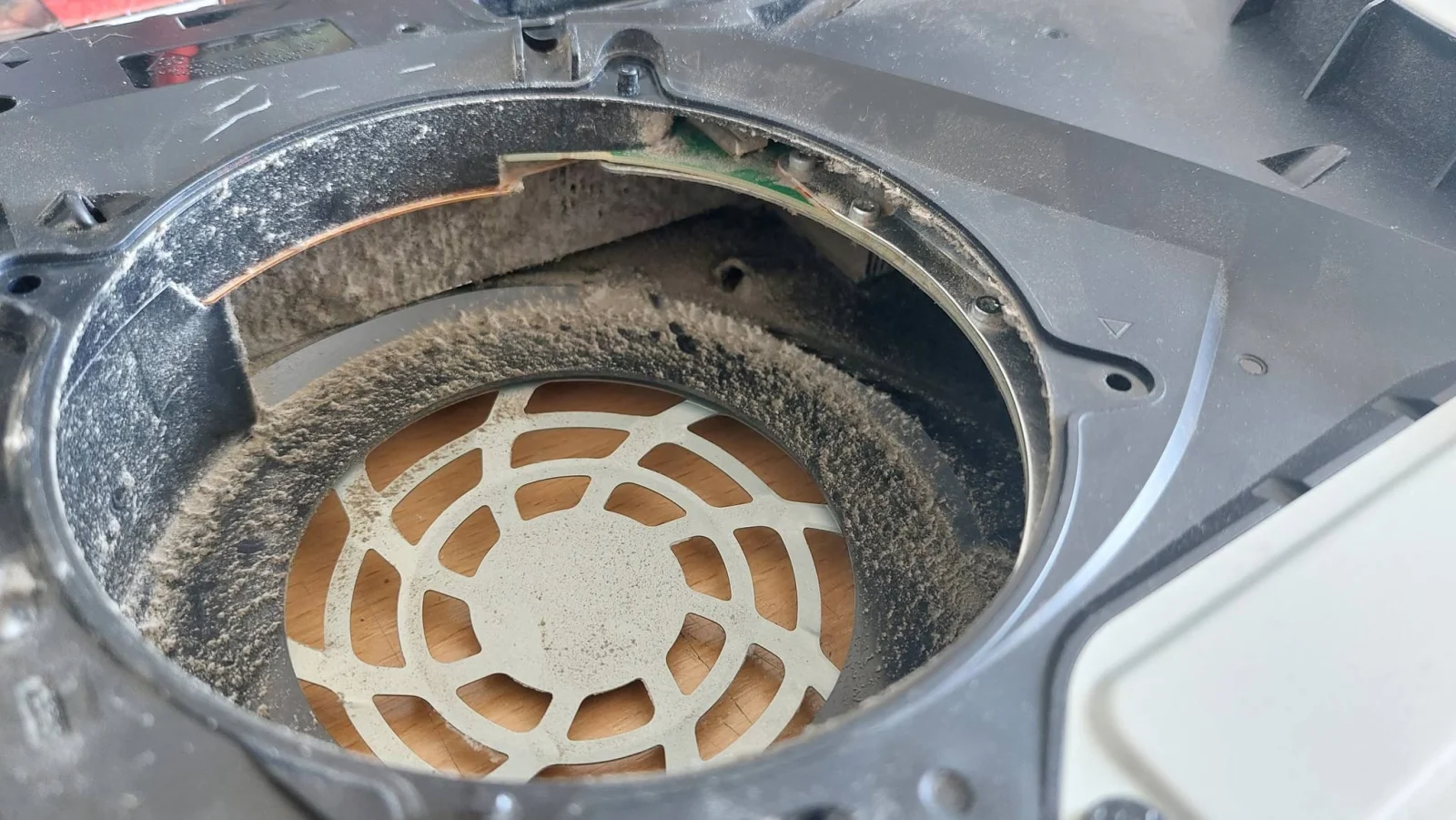 Depuneri de praf în zona ventilatorului consolei