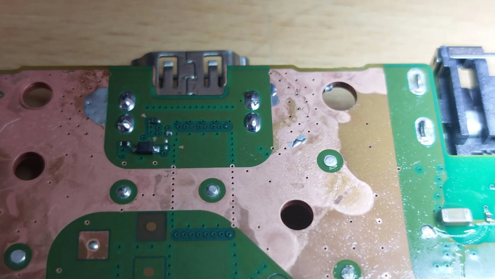 Punctele de lipire ale mufei HDMI pe placa PlayStation 5