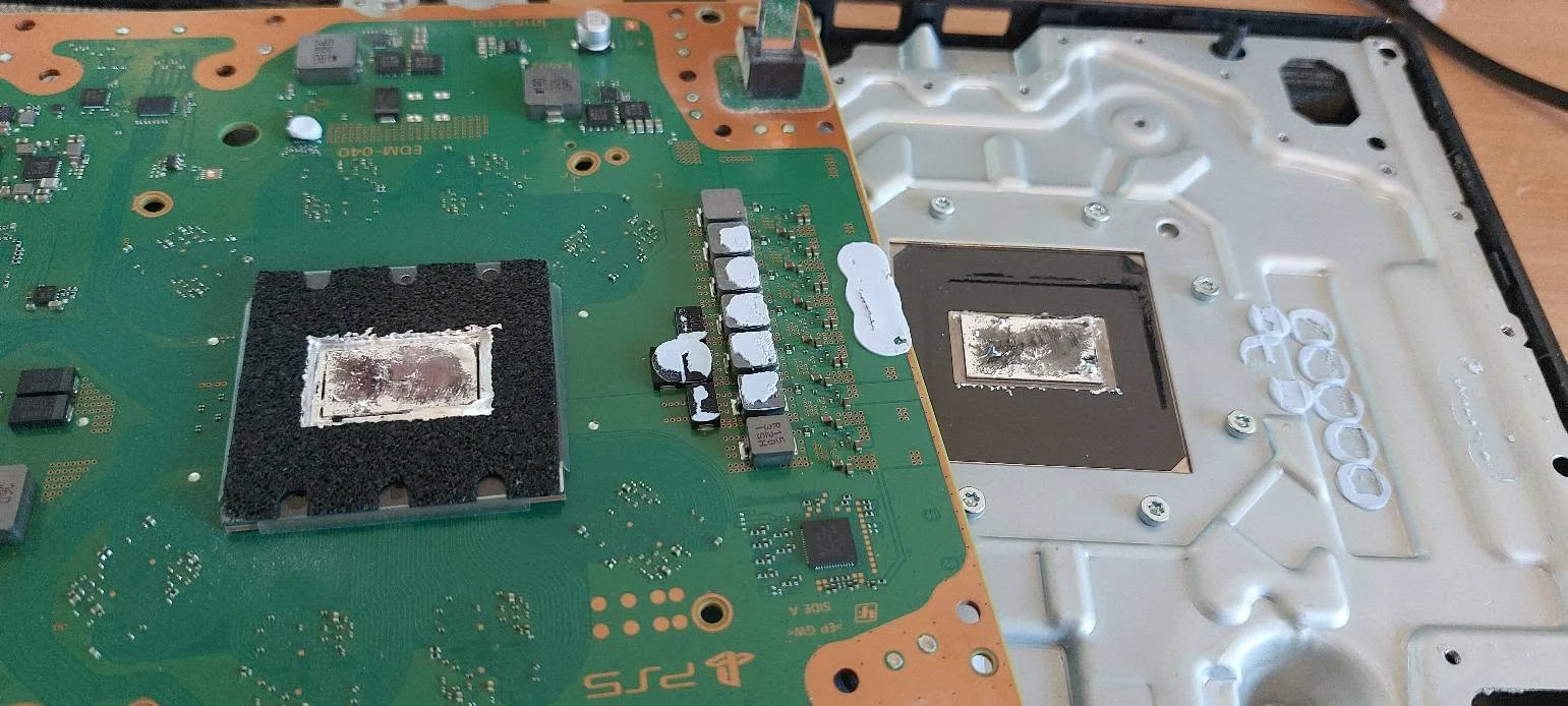 Placa de bază și ansamblul de răcire PlayStation 5