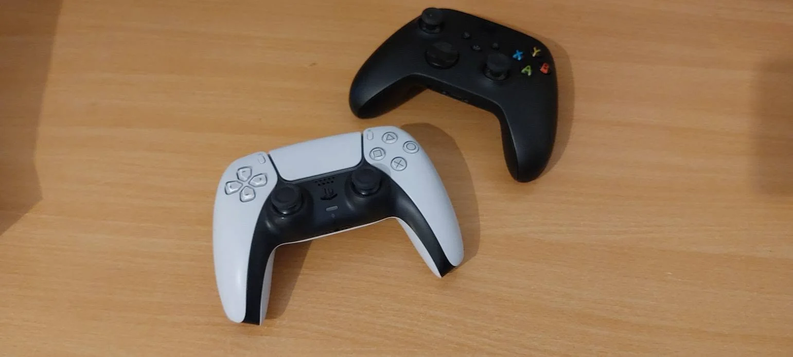 Controllerele DualSense PS5 și Xbox reasamblate după remedierea stick driftului