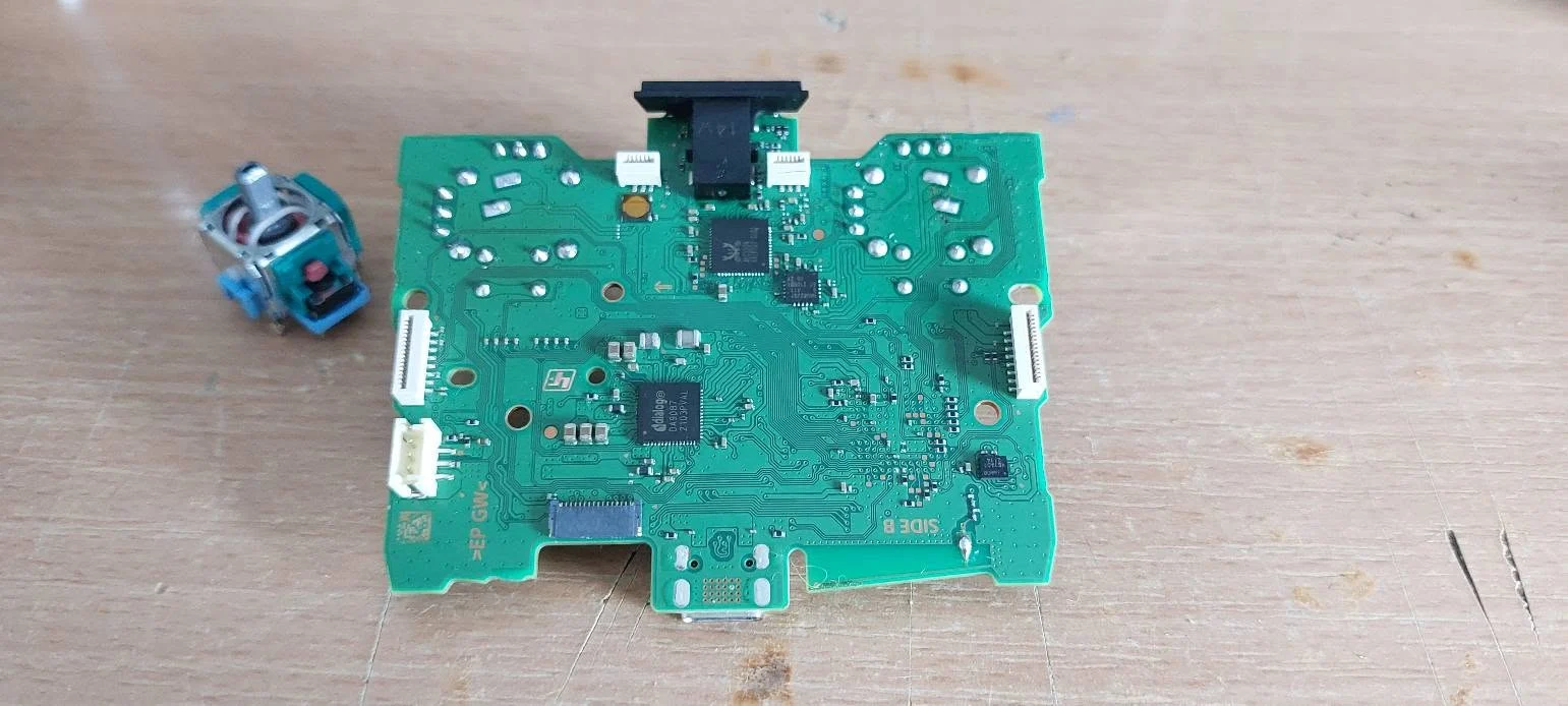 Detaliu al plăcii electronice și joystick-urilor manetei PlayStation