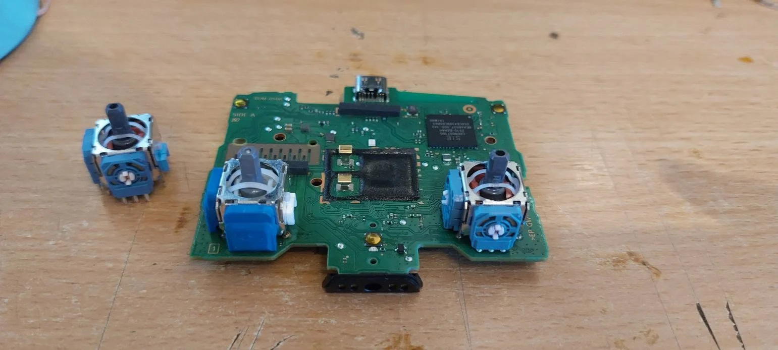 Placa de bază DualSense și modulele analogice în timpul intervenției