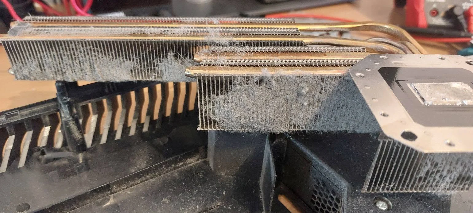 Depuneri de praf în radiatorul PlayStation 5