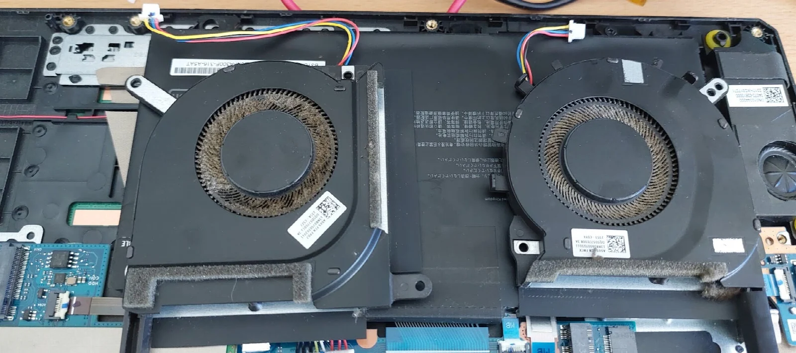 Depuneri de praf pe cele două ventilatoare ale laptopului ASUS TUF