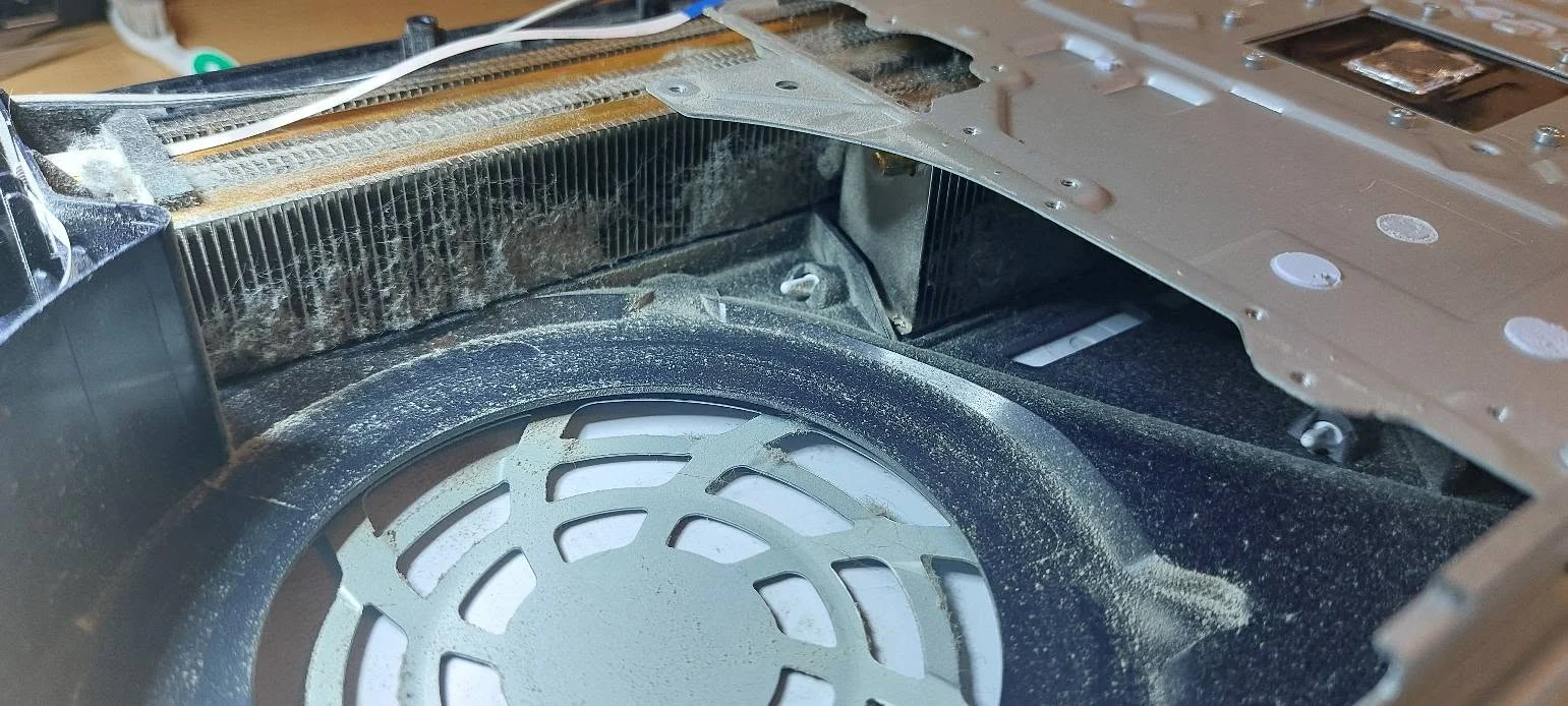 Praf acumulat în zona ventilatorului consolei