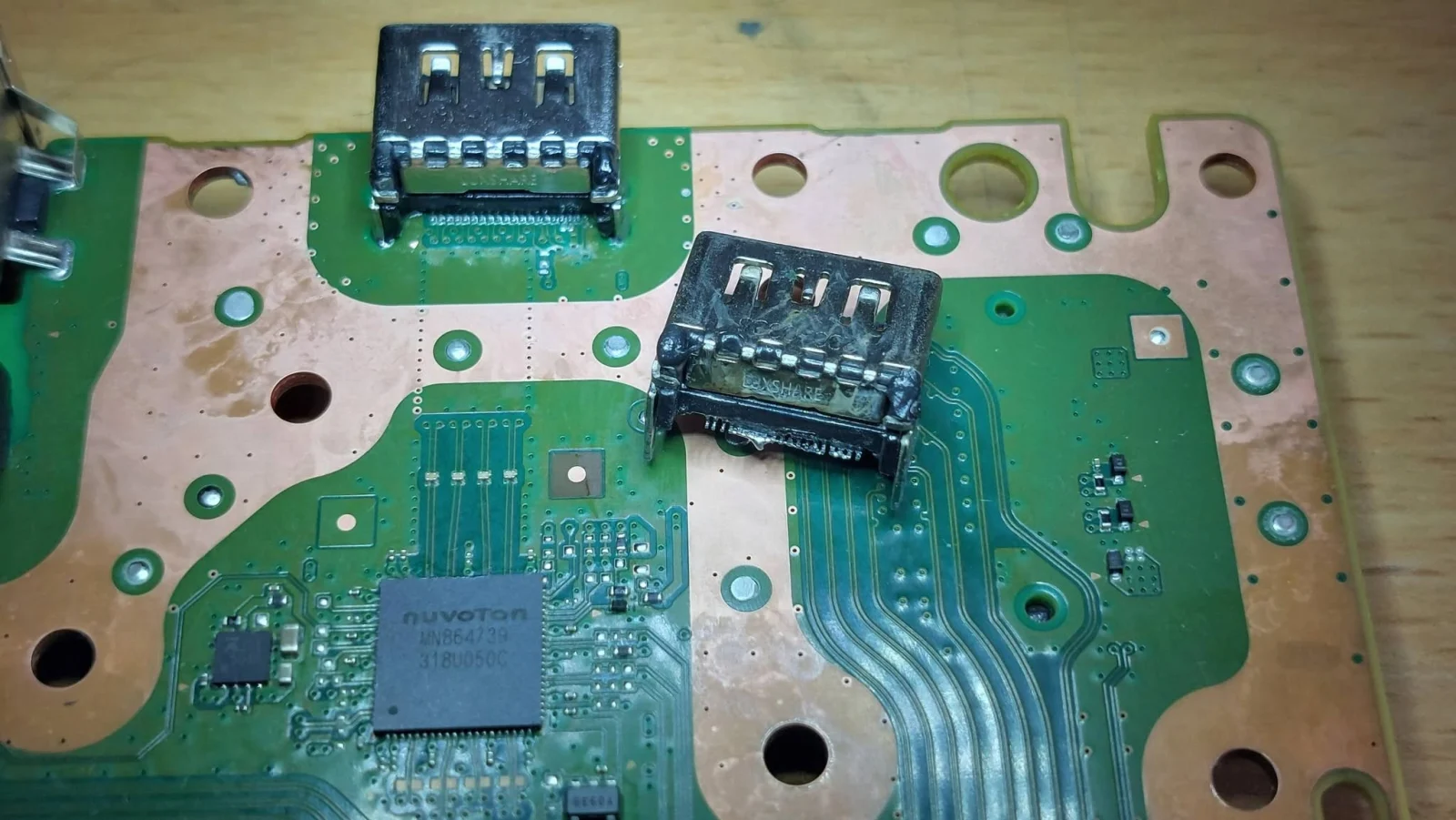 Conector HDMI demontat de pe placa de bază PS5