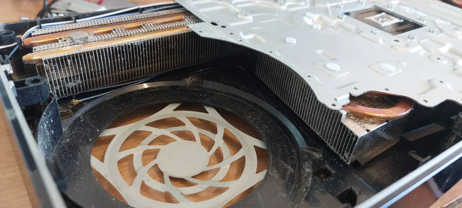 Lamelele radiatorului PS5 după întreținere