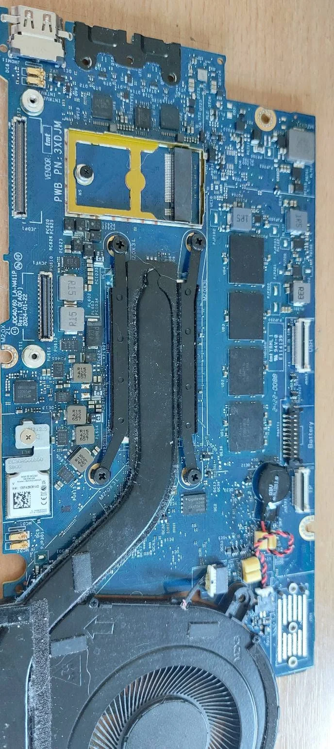 Zona de intervenție marcată pe placa de bază Dell Latitude 7450