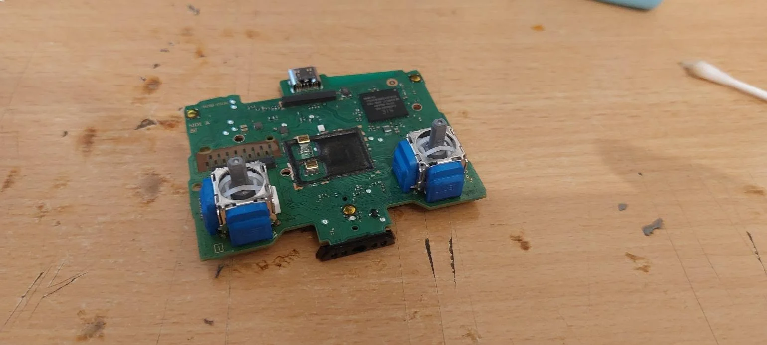 Placa electronică a controllerului DualSense PS5, cu modulele analogice montate