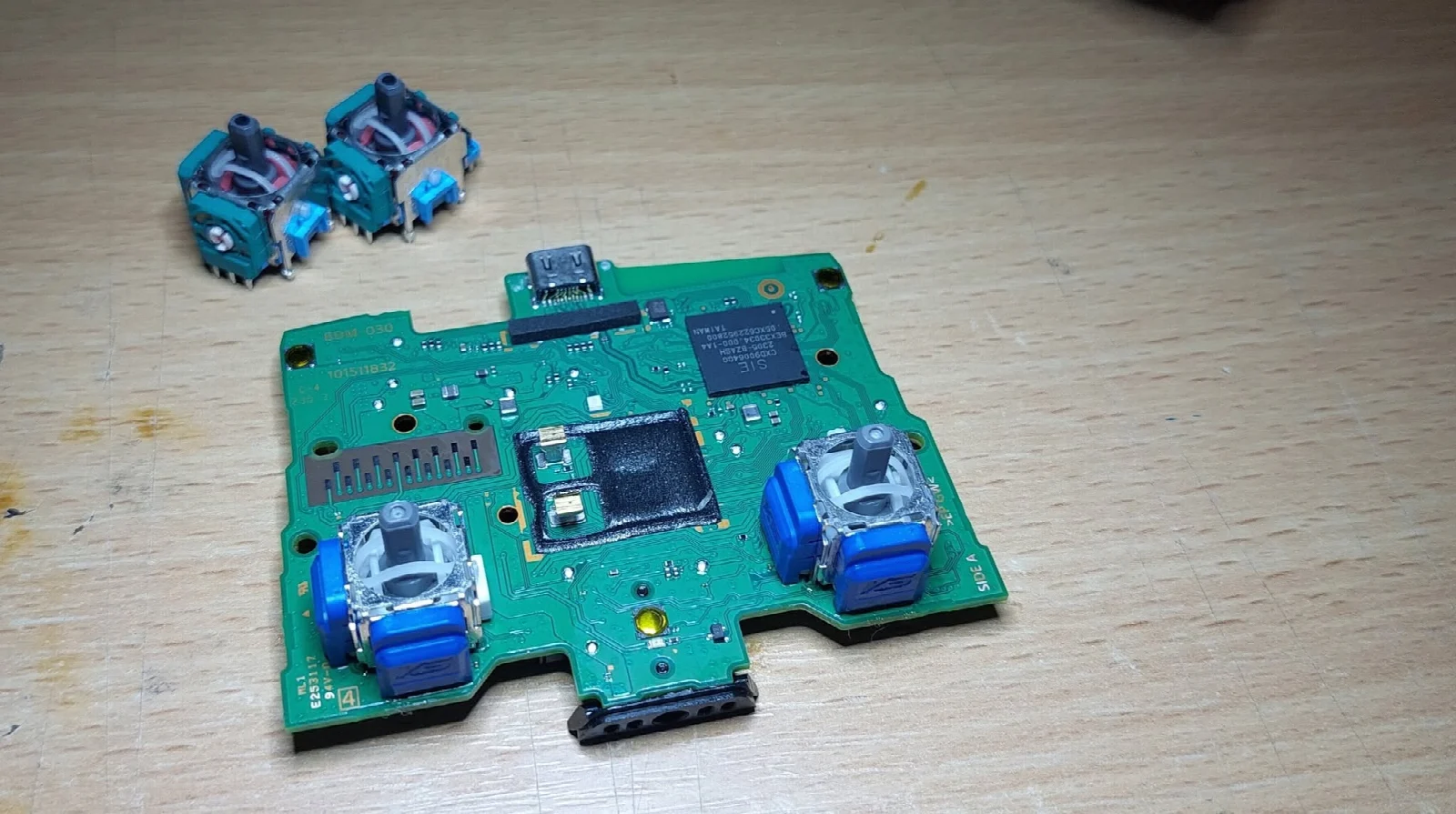 Placa electronică a controllerului DualSense și modulele analogice demontate