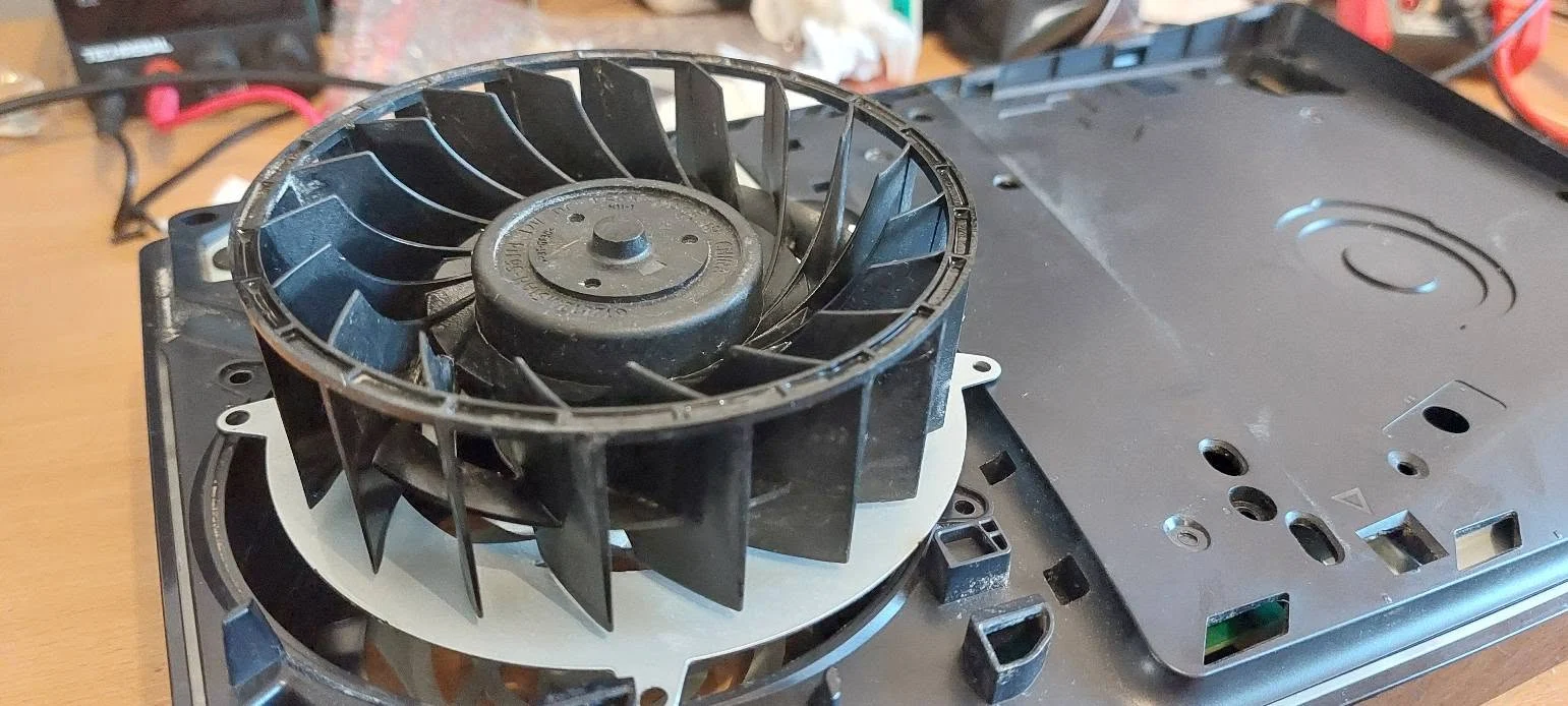 Ventilatorul consolei PlayStation 5 după curățare