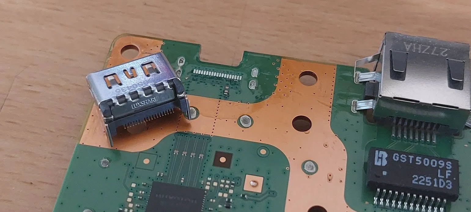 Conector HDMI demontat de pe placa de bază PlayStation 5