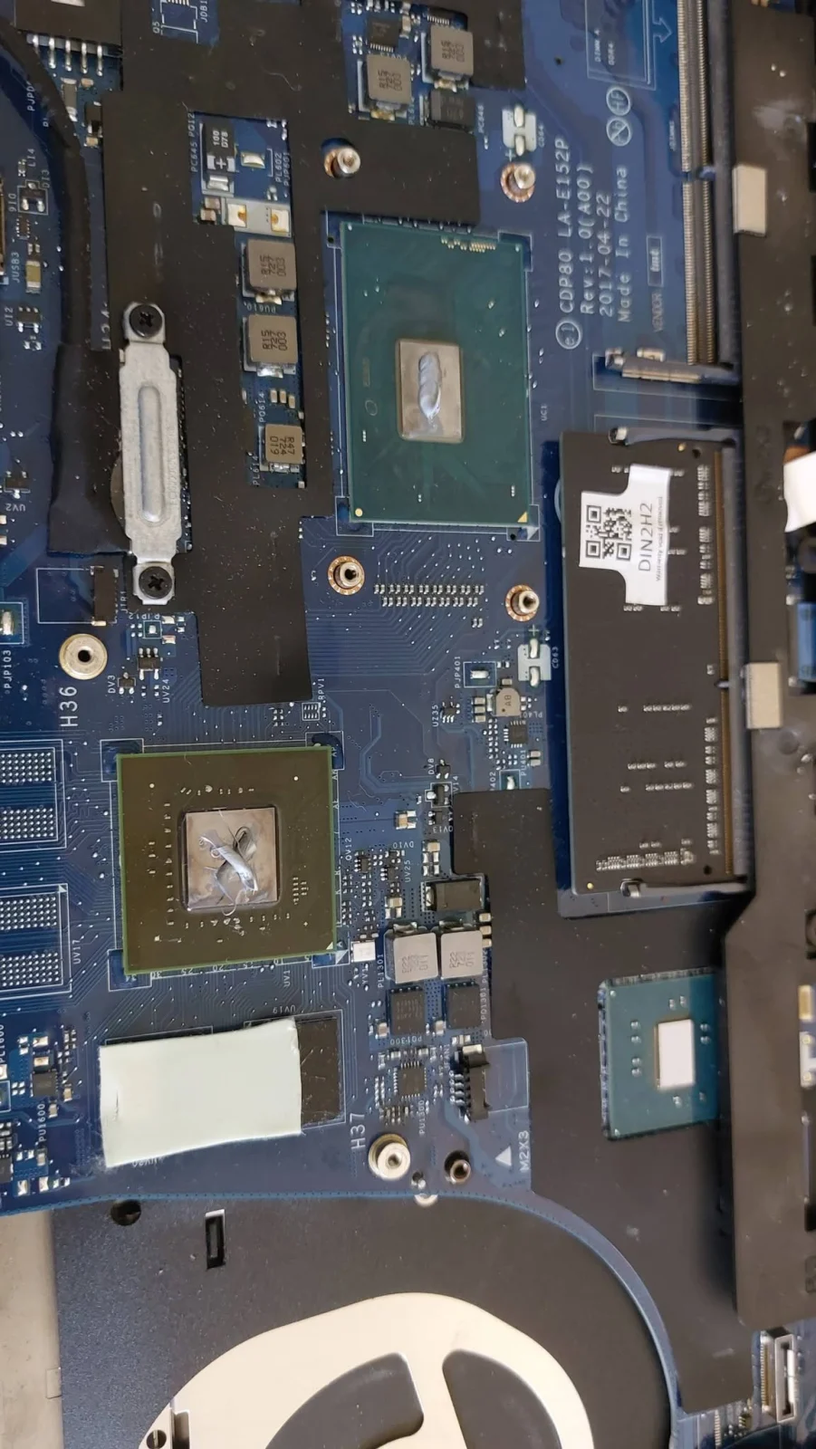 Placa de bază Dell Latitude 5580 cu răcirea demontată