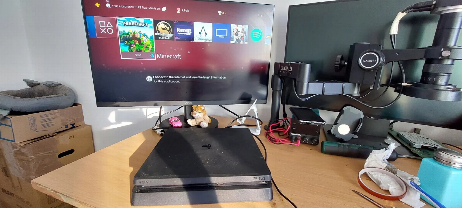 Consola PlayStation 4 reasamblată, cu meniul afișat pe monitor