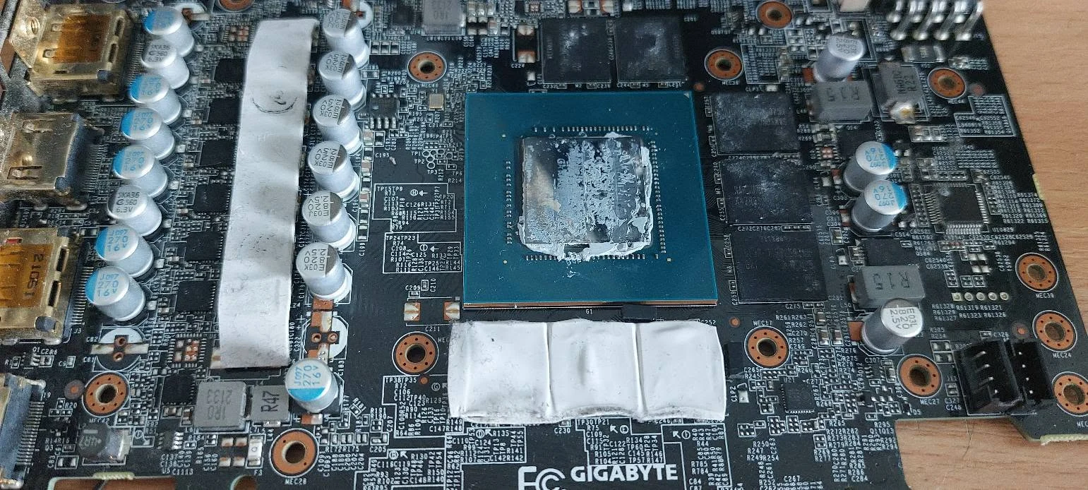 Placa electronică RTX 3060 Ti cu sistemul de răcire demontat