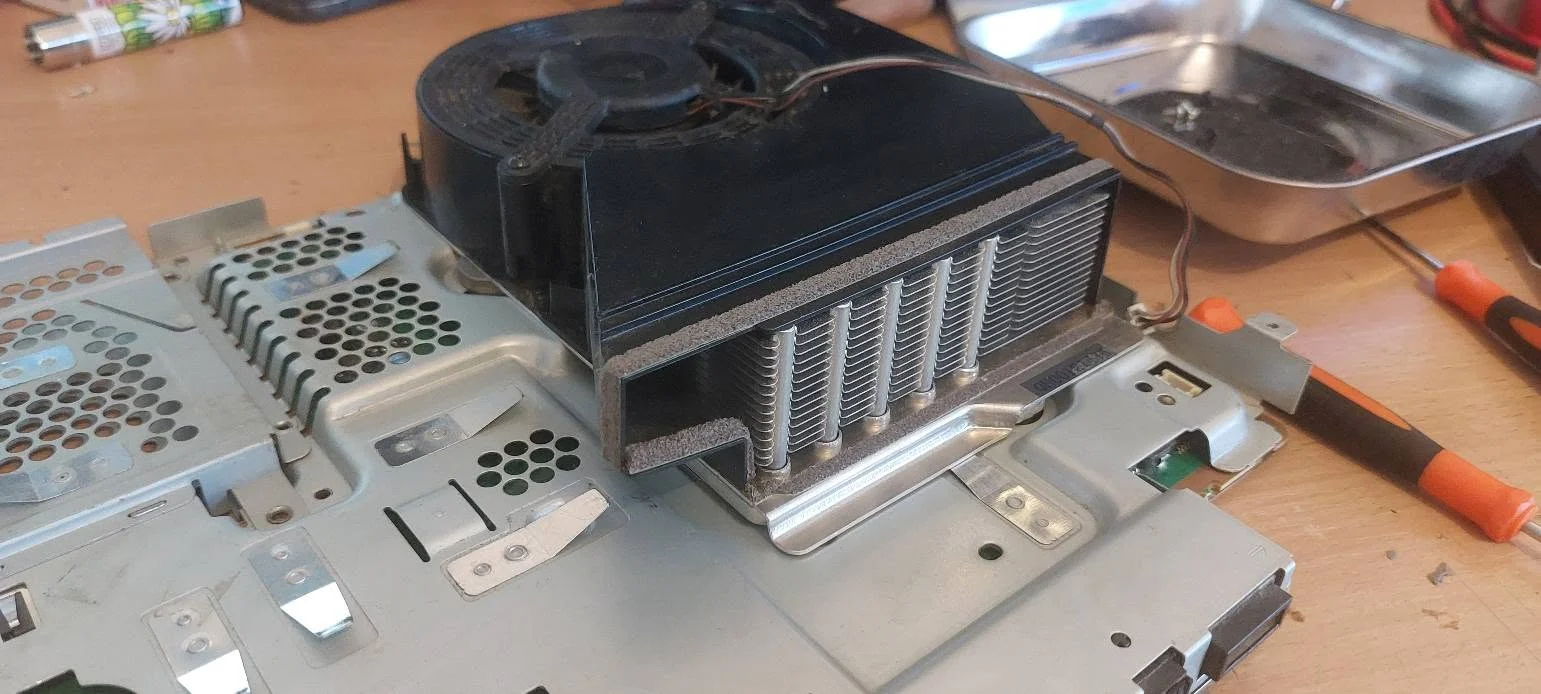 Ansamblul ventilatorului și radiatorului PS3 înainte de curățare