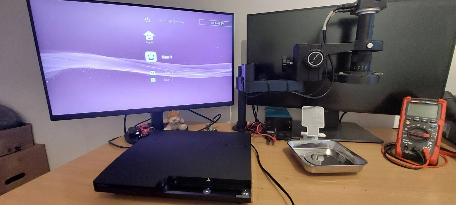 Consola PlayStation 3 reasamblată, cu meniul afișat pe monitor