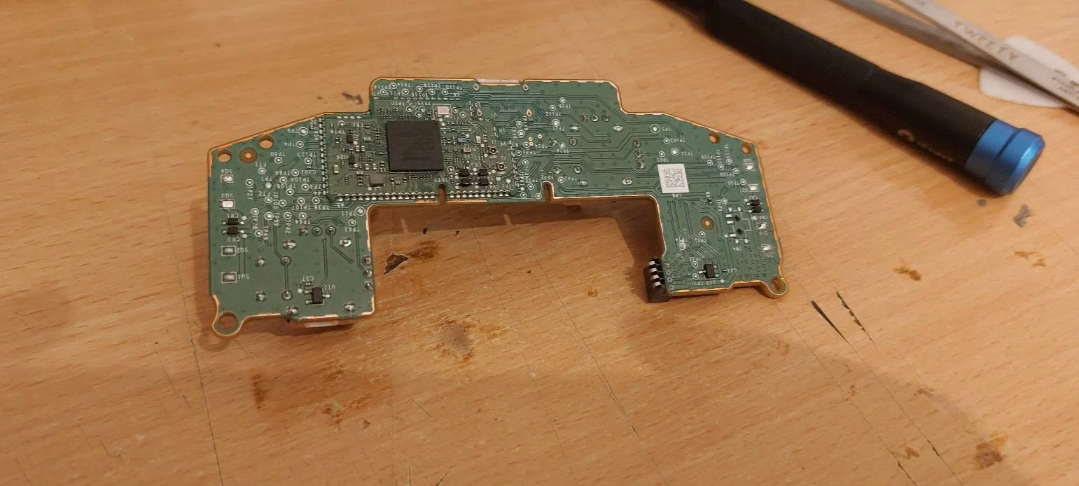 Partea cu lipituri a plăcii electronice din controllerul Xbox