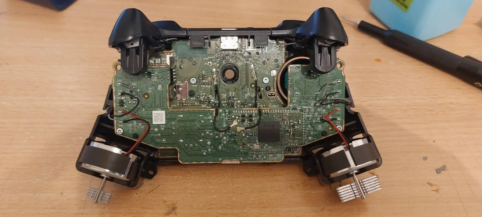 Interiorul controllerului Xbox, cu placa electronică și motoarele de vibrație