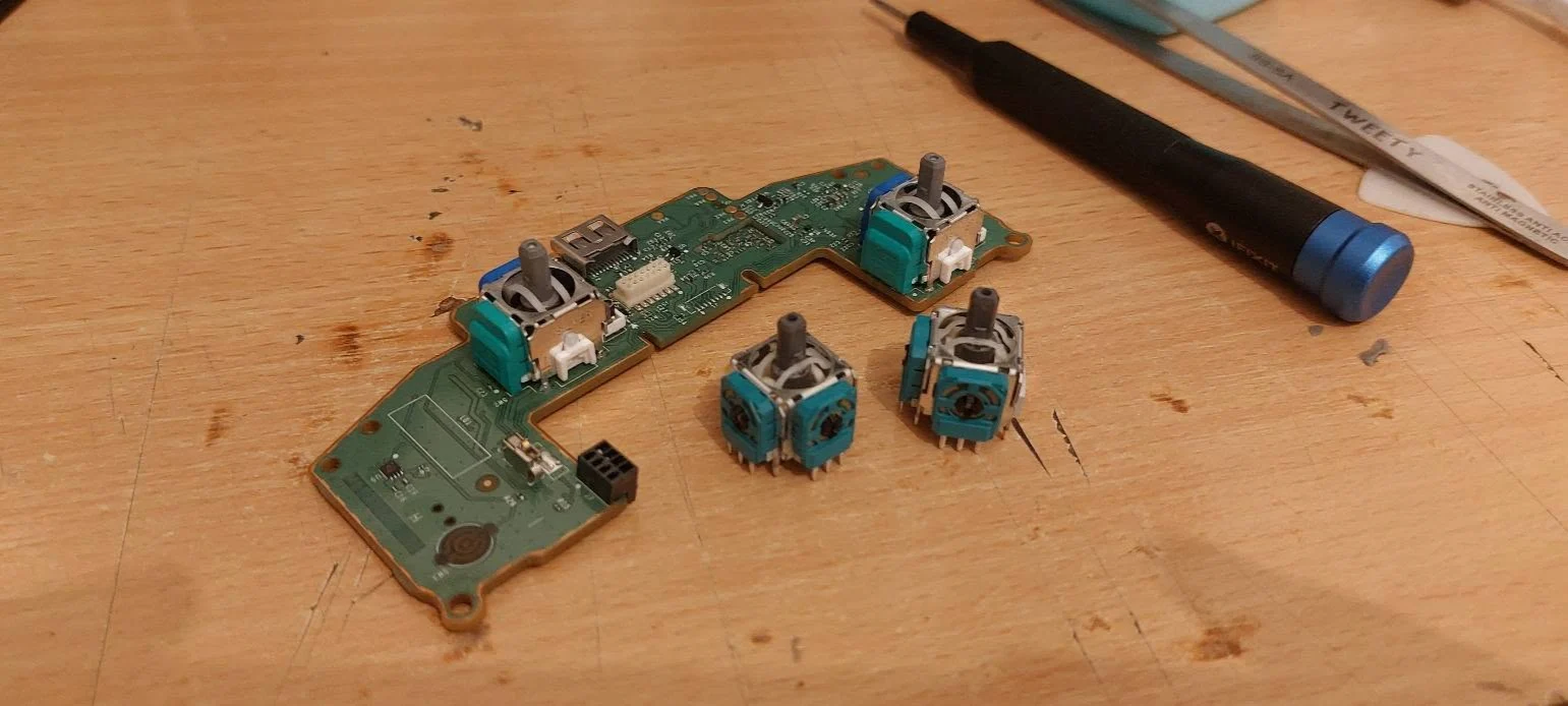 Placa electronică a manetei Xbox și modulele analogice demontate