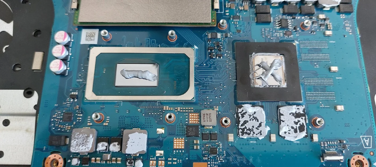 Procesoarele și materialul termic în timpul mentenanței ASUS TUF