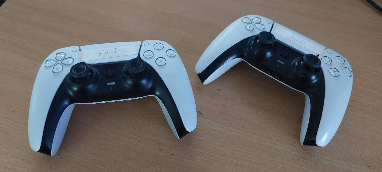 Cele două manete PlayStation preluate pentru reparația stick drift
