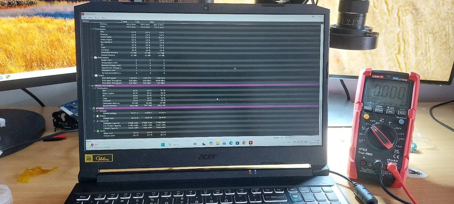 Laptop Acer Nitro 5 pornit pe bancul de lucru