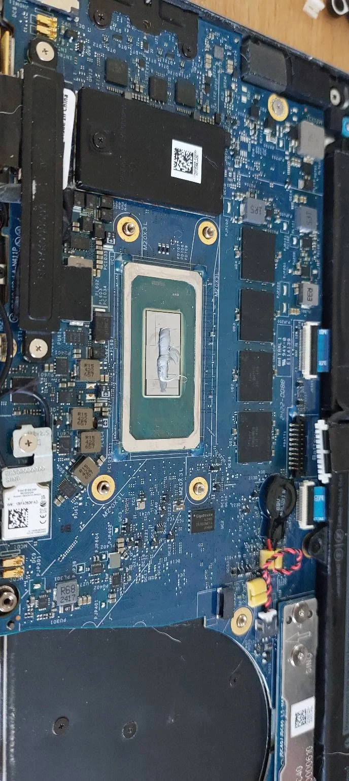 Detaliu al circuitelor de pe placa de bază Dell Latitude 7450