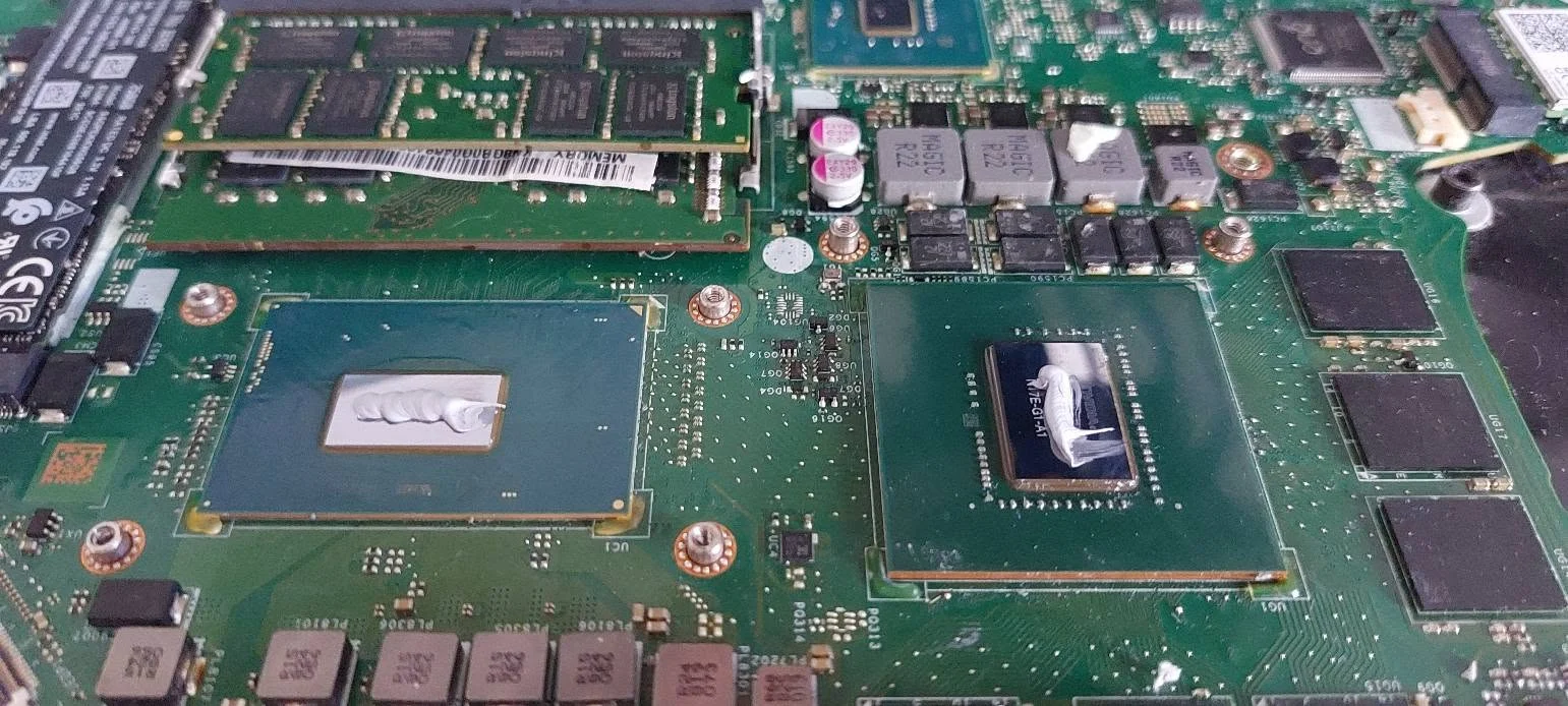 Procesorul și zona GPU de pe placa de bază Acer Nitro 5