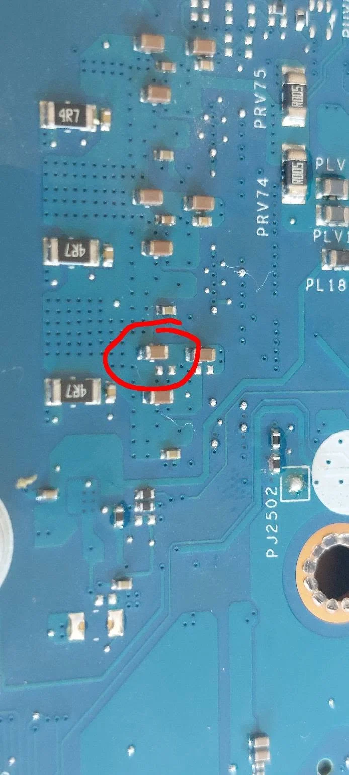 Componenta marcată în zona alimentării laptopului Acer Nitro 5