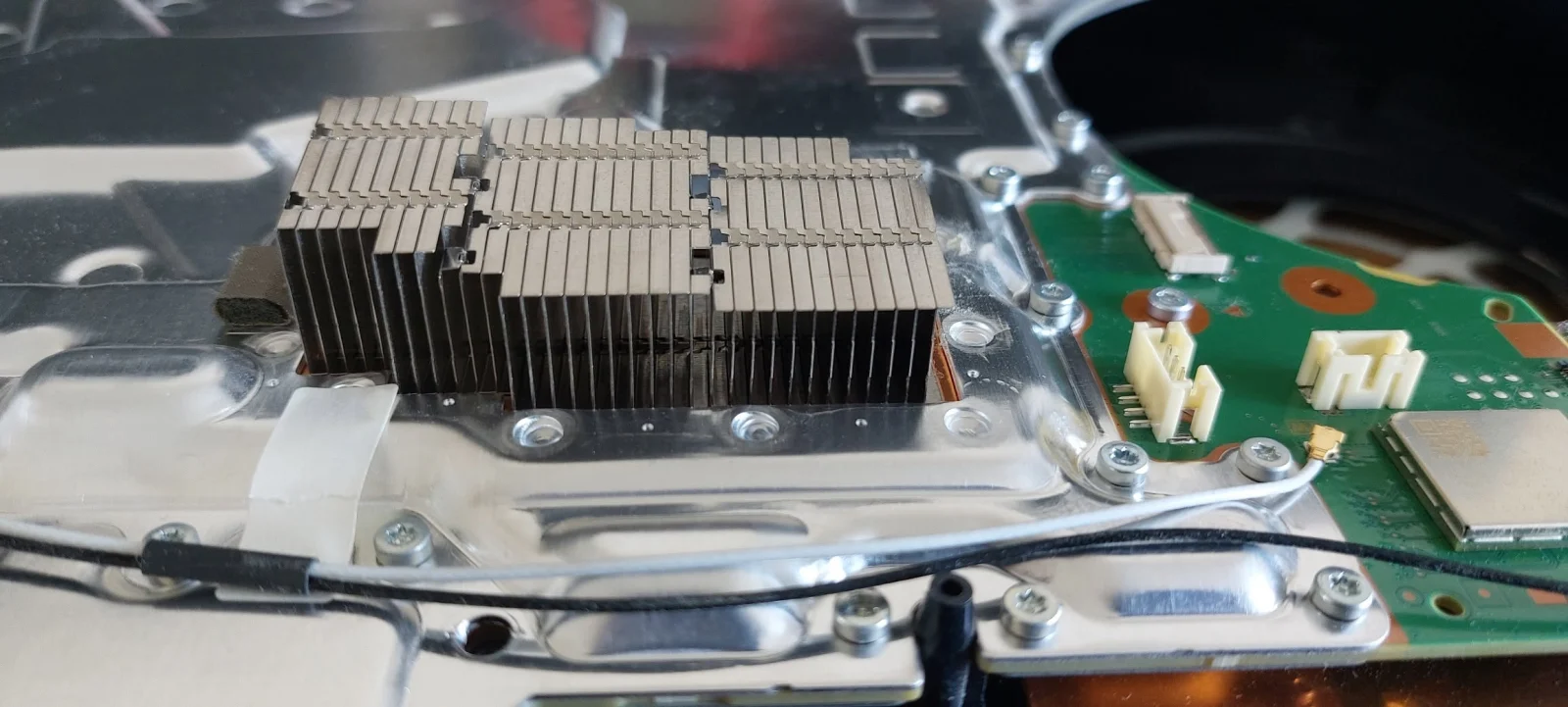 Ansamblul radiatorului PlayStation 5 demontat