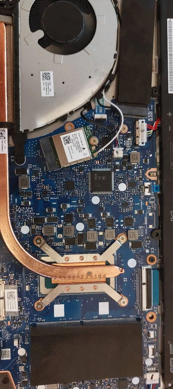 Placa de bază Asus Vivobook X1404VA în timpul diagnosticului
