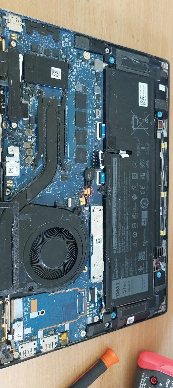 Placa de bază Dell Latitude 7450 în timpul diagnosticului