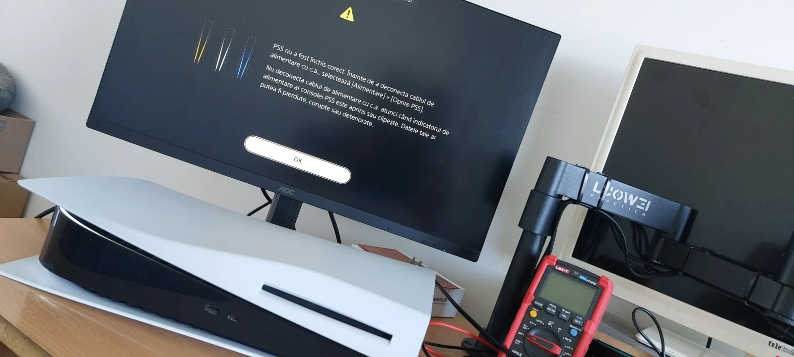 Consola PlayStation 5 pe bancul de lucru după reasamblare