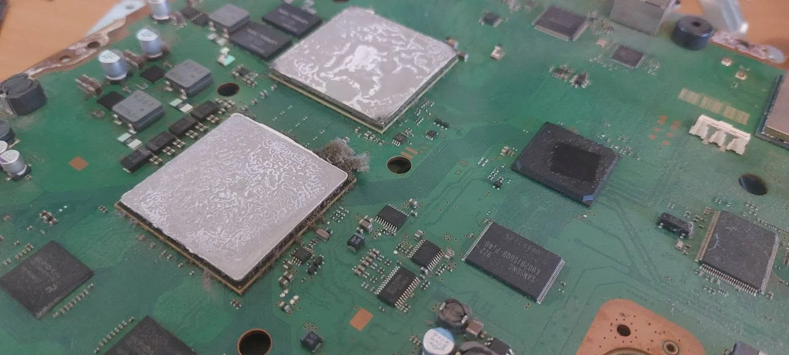 Material termic vechi pe suprafețele procesoarelor PS3