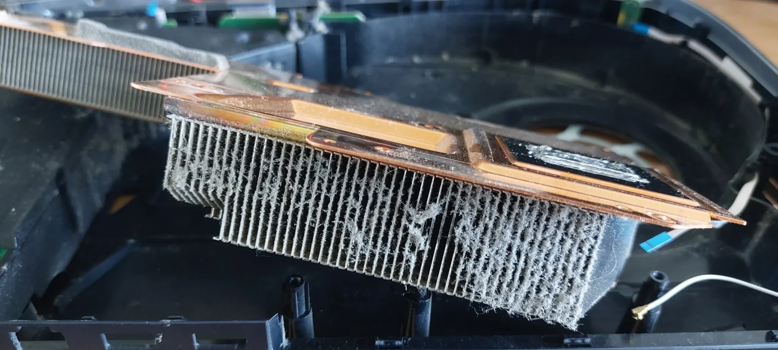 Depuneri de praf pe radiatorul PlayStation 5 înainte de curățare