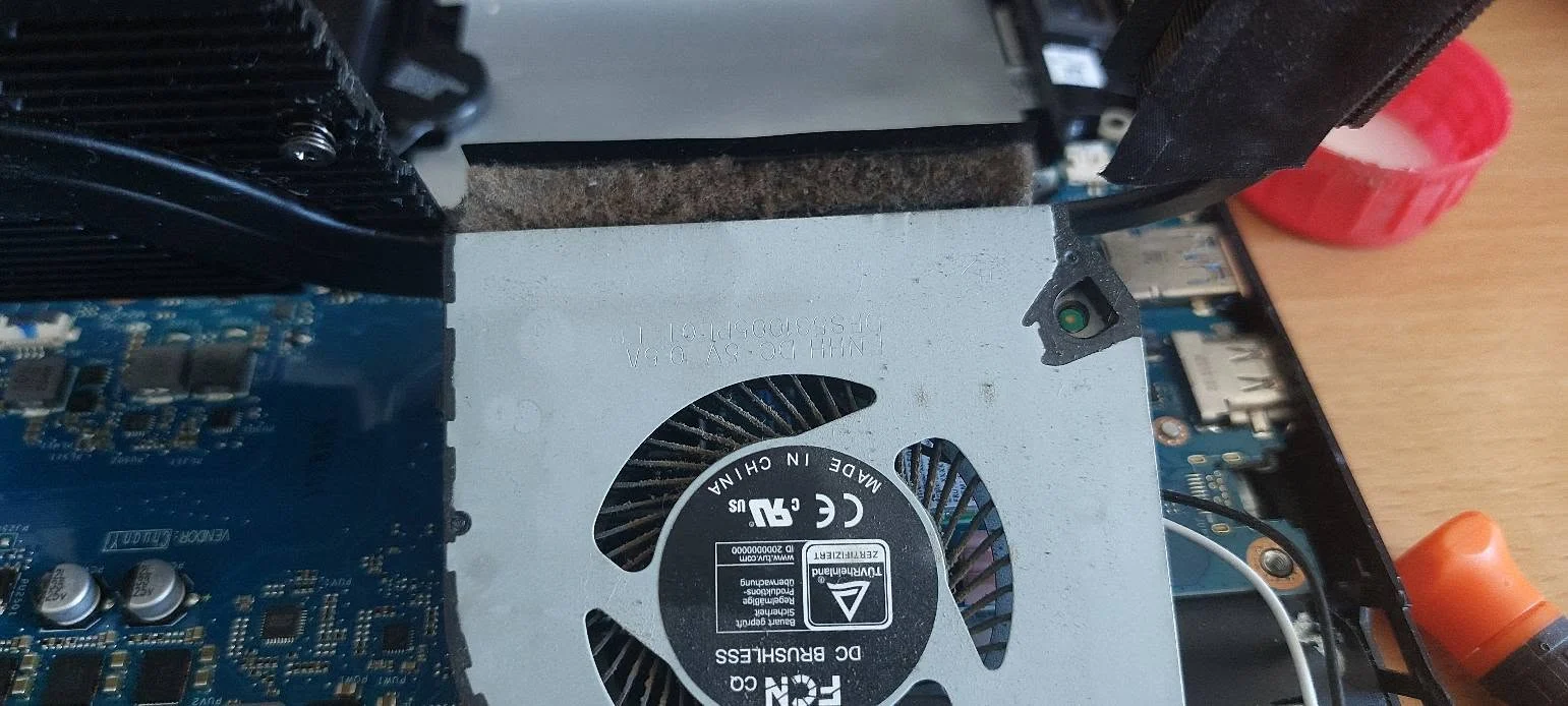 Ventilatorul laptopului Acer Nitro 5 în timpul mentenanței