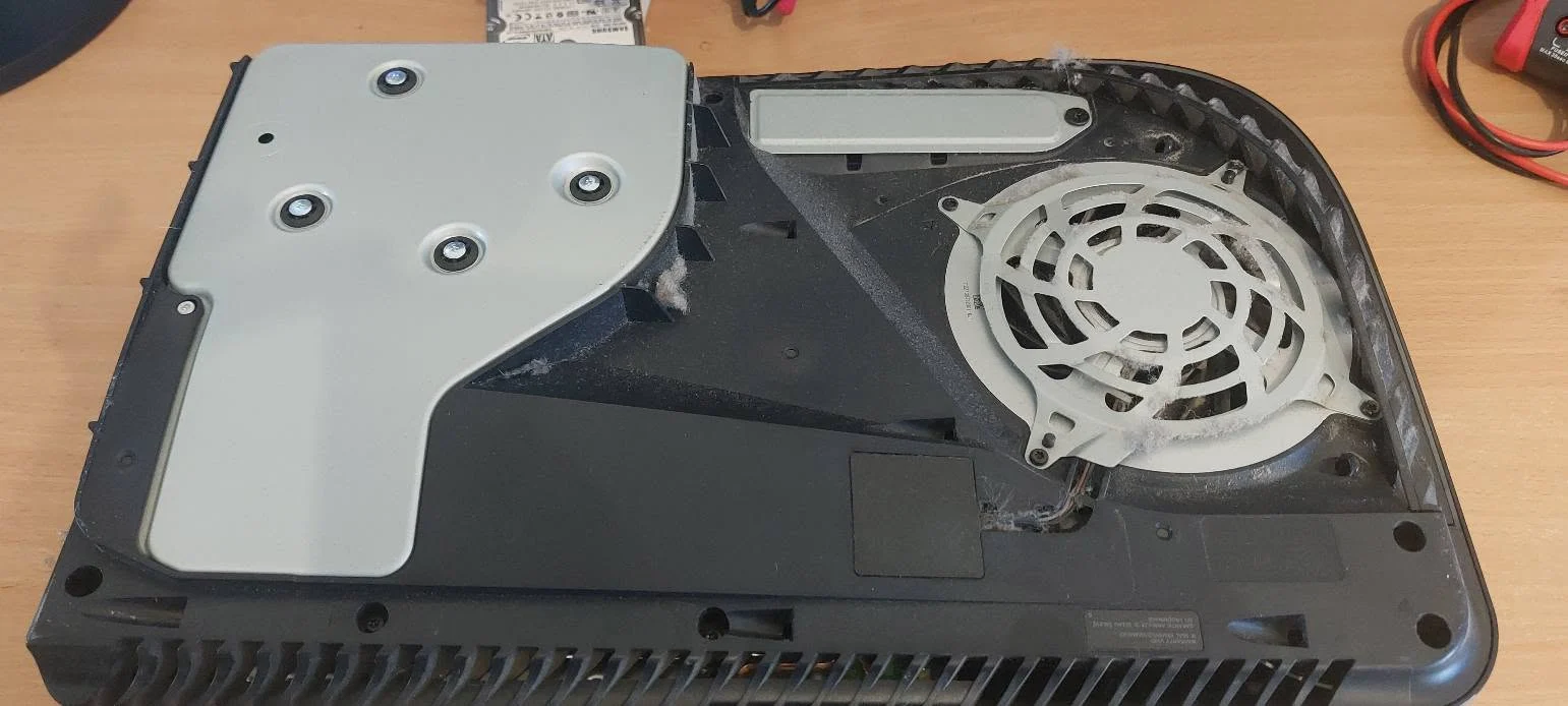 Consola PS5 demontată pentru acces la componentele interne