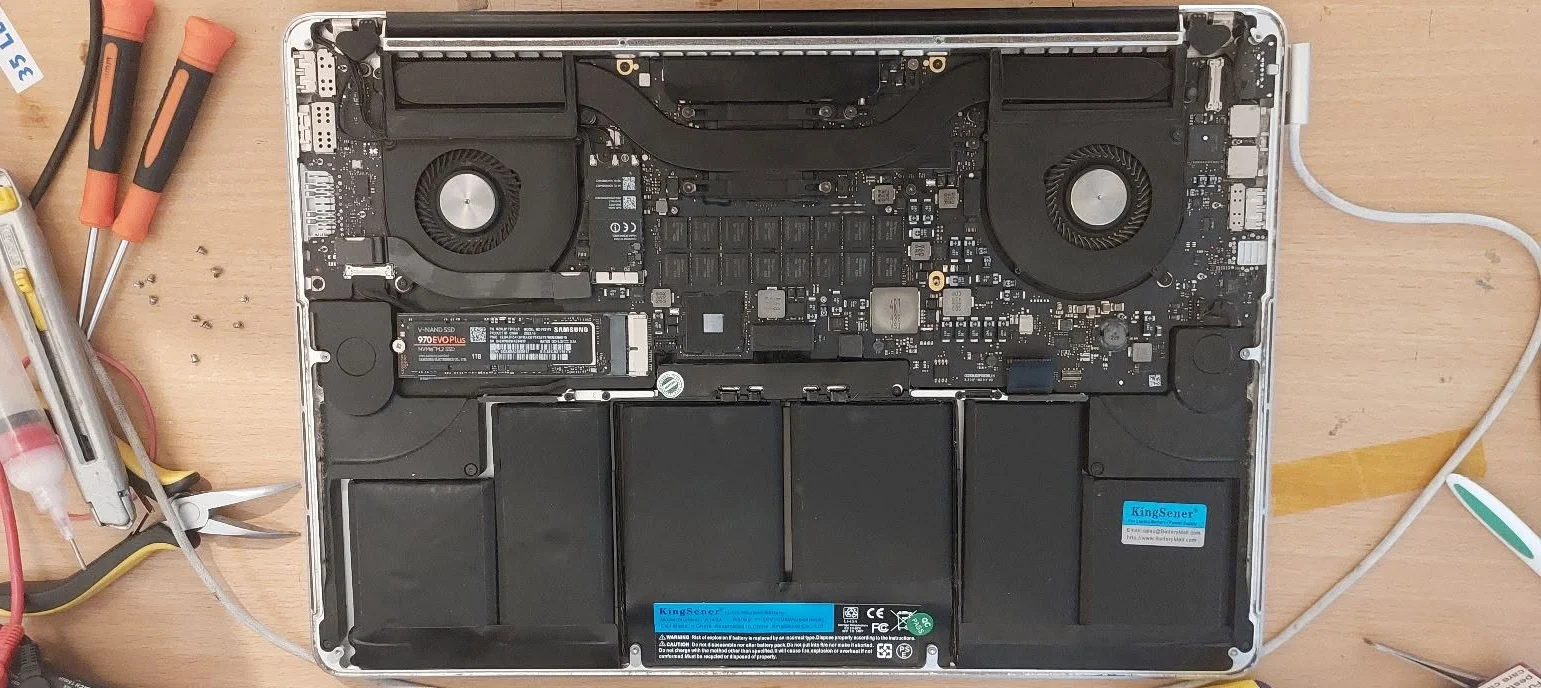 Placa logică și componentele interne ale MacBook Pro A1398