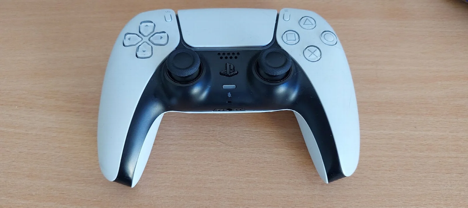 Controller DualSense pentru PS5 reasamblat după remedierea stick driftului
