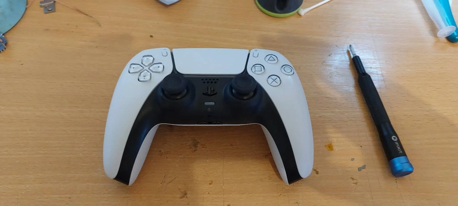 Controllerul DualSense PS5 reasamblat după remedierea stick driftului