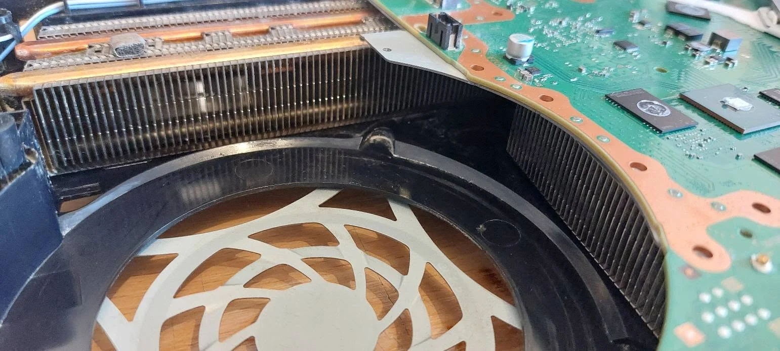 Radiatorul consolei PS5 în timpul mentenanței