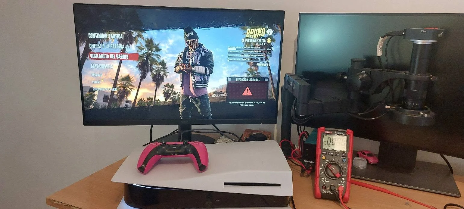 PlayStation 5 reasamblat, cu imagine afișată pe monitor