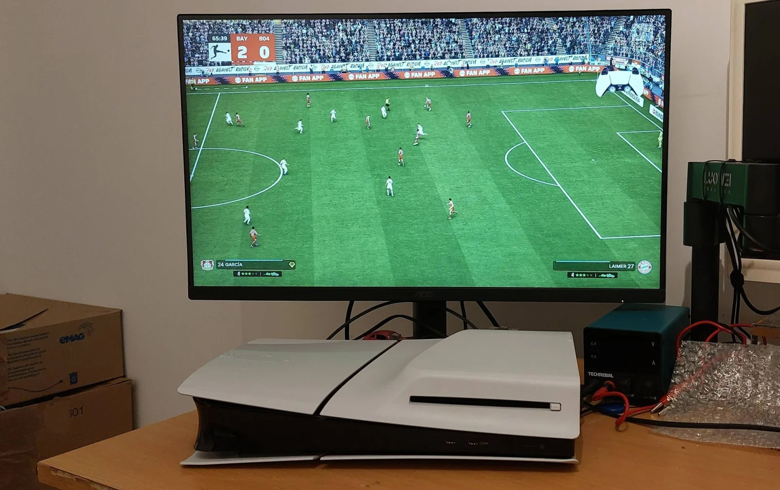 PlayStation 5 reasamblat, cu un joc afișat pe monitor